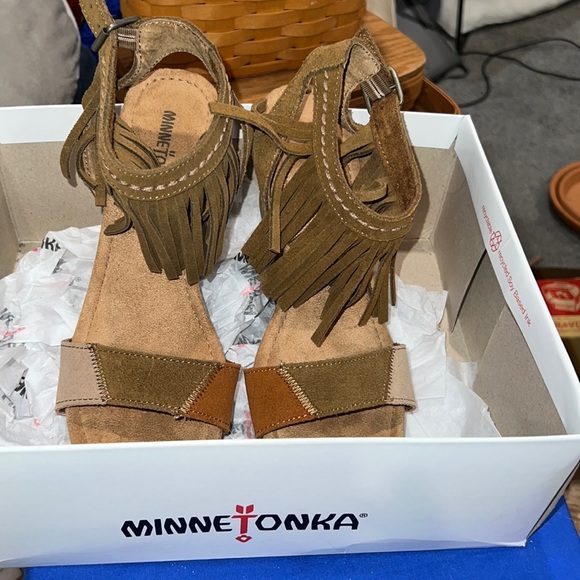 Minnetonka New in Box Poppy Sandal - Picture 1 of 6